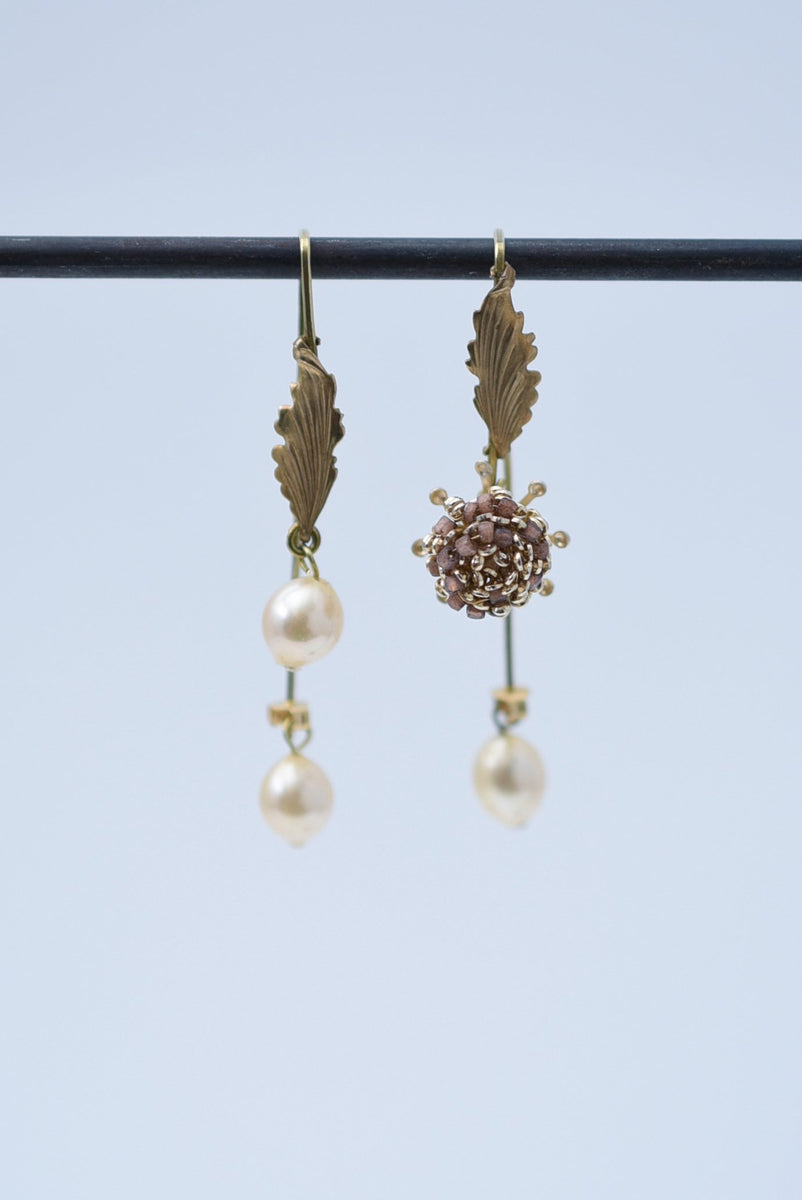 sucabiosa tsubomi hook earring