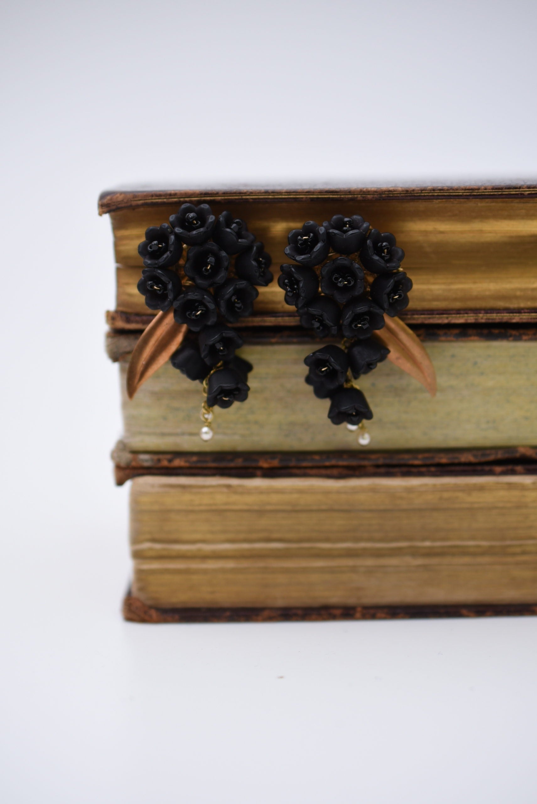 アクセサリー monshiro / suzuran bouquet earring suzuran bouquet earring – monshiro official web site
